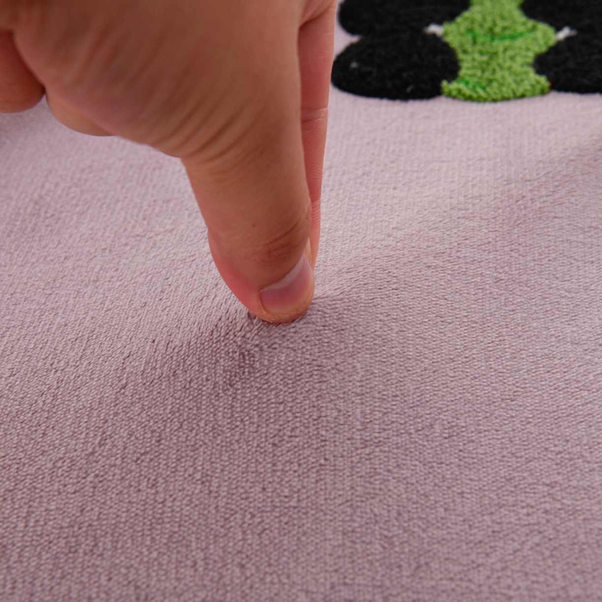 91家纺网 家纺一手货源 找家纺 湘之帛 2025新款简约毛巾绣牛奶绒床裙-小熊猫 小熊猫-紫色