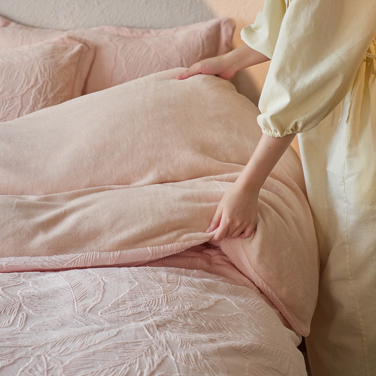 91家纺网 家纺一手货源 找家纺 亿梵家居 2025秋冬新款A类全消光牛奶绒立体5D雕花绒四件套-风格一 （提供买家秀） 芭提雅-樱花粉