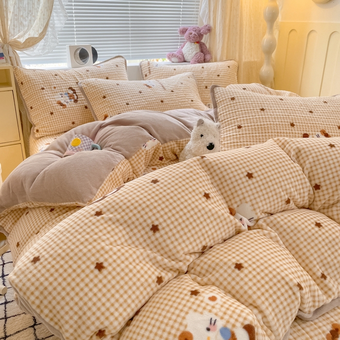 云玲时尚 2025新款高克重牛奶绒印花床盖四件套 凯蒂乐园