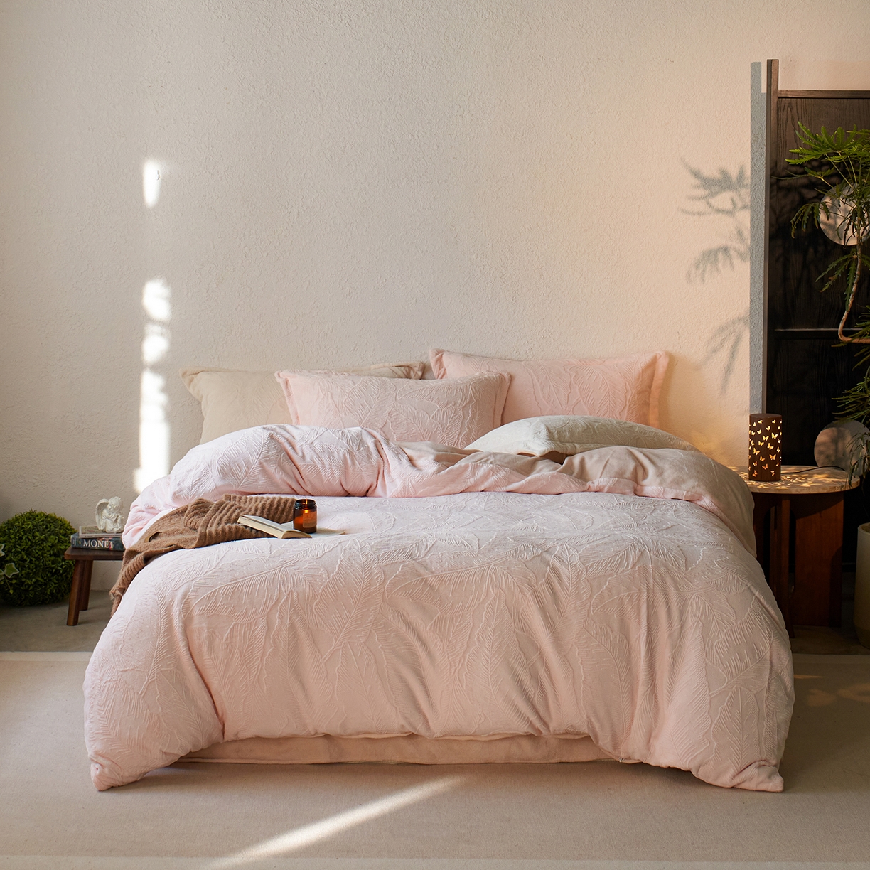 91家纺网 家纺一手货源 找家纺 亿梵家居 2025秋冬新款A类全消光牛奶绒立体5D雕花绒四件套-风格一 （提供买家秀） 芭提雅-樱花粉