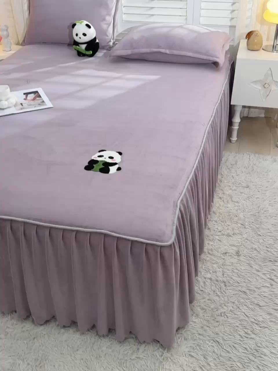 91家纺网 家纺一手货源 找家纺 湘之帛 2025新款简约毛巾绣牛奶绒床裙-小熊猫 小熊猫-紫色