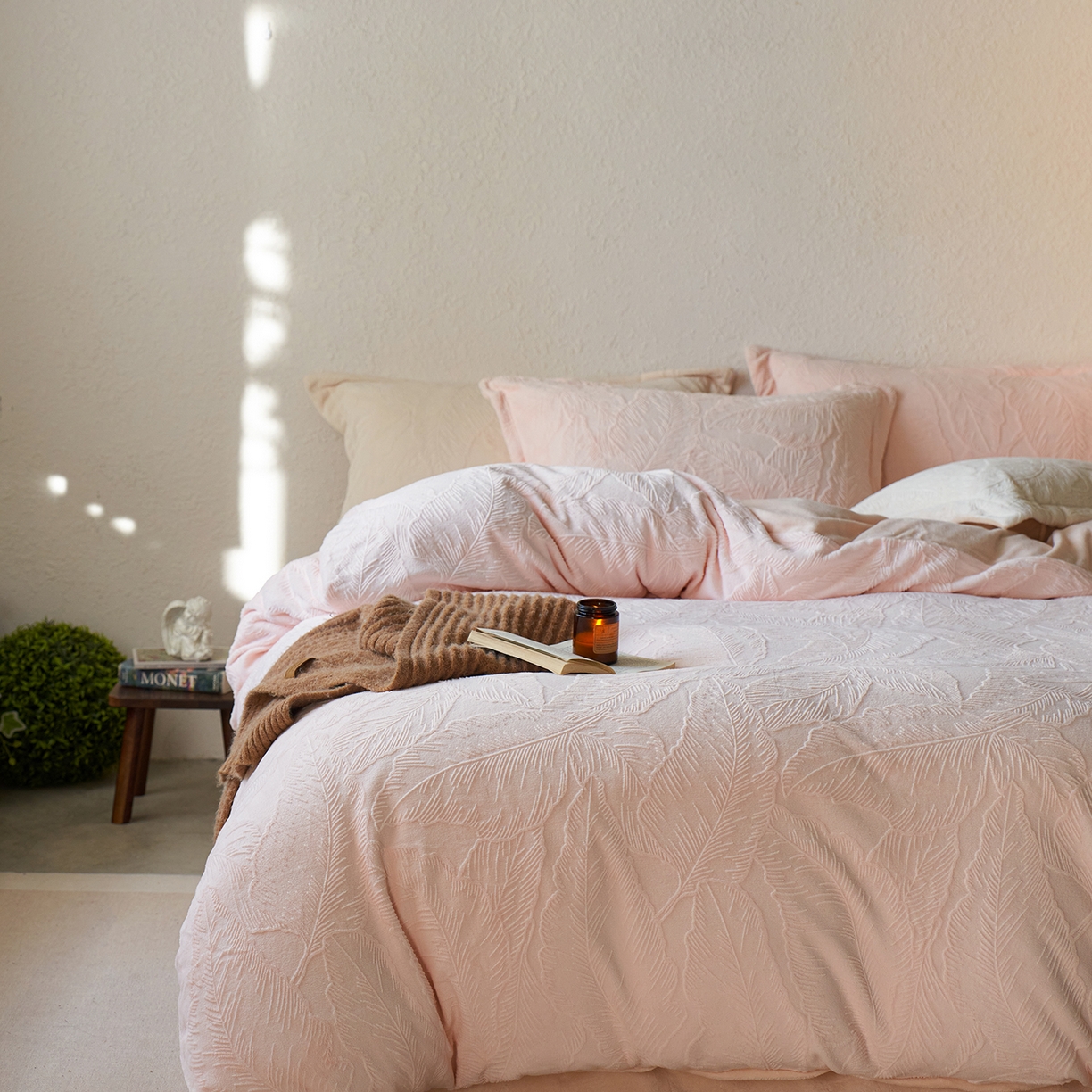 91家纺网 家纺一手货源 找家纺 亿梵家居 2025秋冬新款A类全消光牛奶绒立体5D雕花绒四件套-风格一 （提供买家秀） 芭提雅-樱花粉