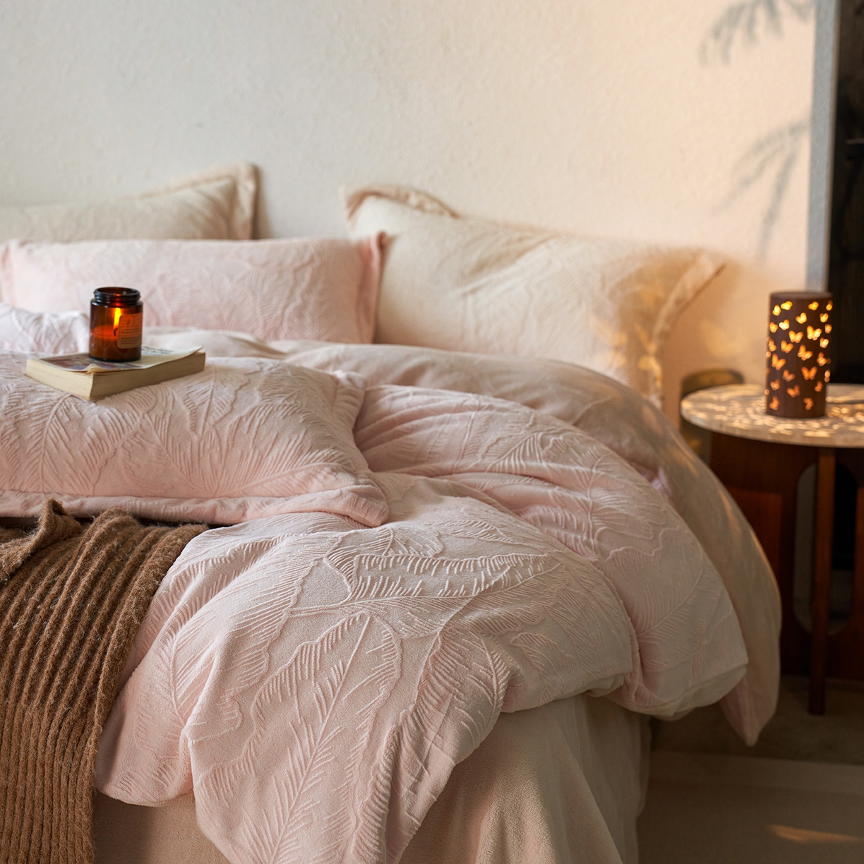 91家纺网 家纺一手货源 找家纺 亿梵家居 2025秋冬新款A类全消光牛奶绒立体5D雕花绒四件套-风格一 （提供买家秀） 芭提雅-樱花粉