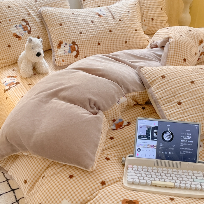 91家纺网 家纺一手货源 找家纺 云玲时尚 2025新款高克重牛奶绒印花床盖四件套 凯蒂乐园