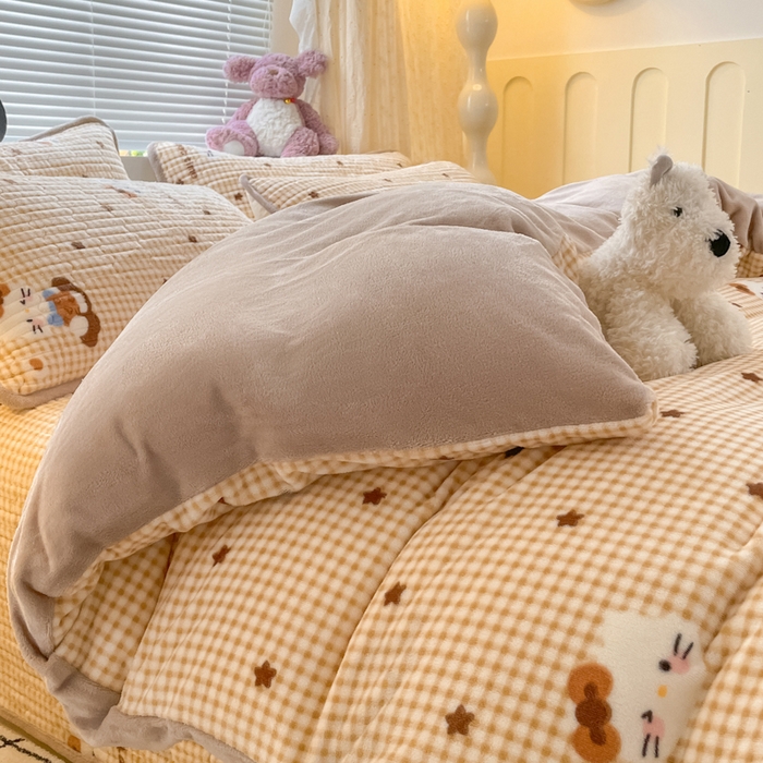 91家纺网 家纺一手货源 找家纺 云玲时尚 2025新款高克重牛奶绒印花床盖四件套 凯蒂乐园