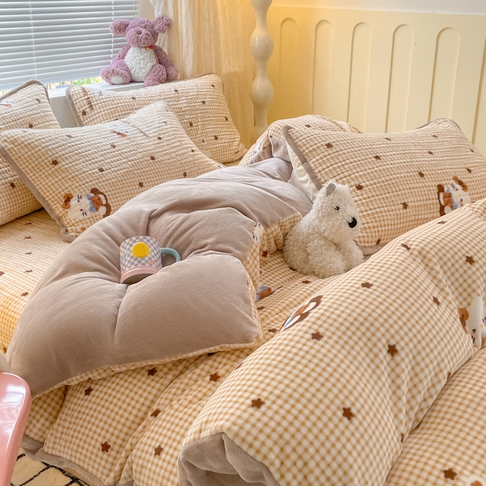 91家纺网 家纺一手货源 找家纺 云玲时尚 2025新款高克重牛奶绒印花床盖四件套 凯蒂乐园