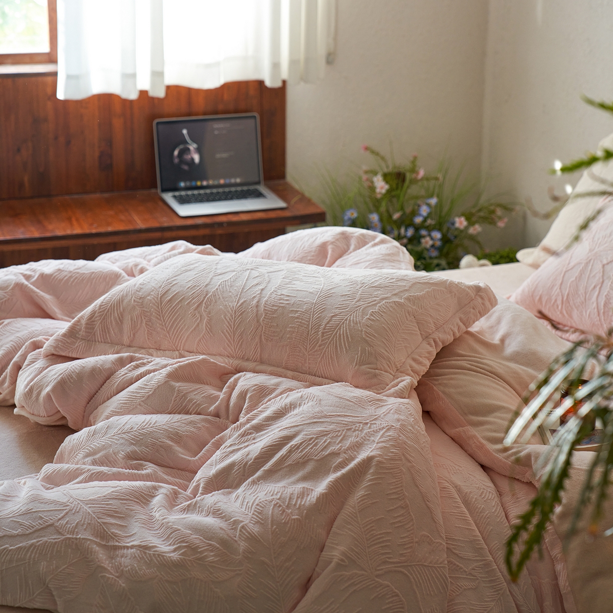 91家纺网 家纺一手货源 找家纺 亿梵家居 2025秋冬新款A类全消光牛奶绒立体5D雕花绒四件套-风格一 （提供买家秀） 芭提雅-樱花粉