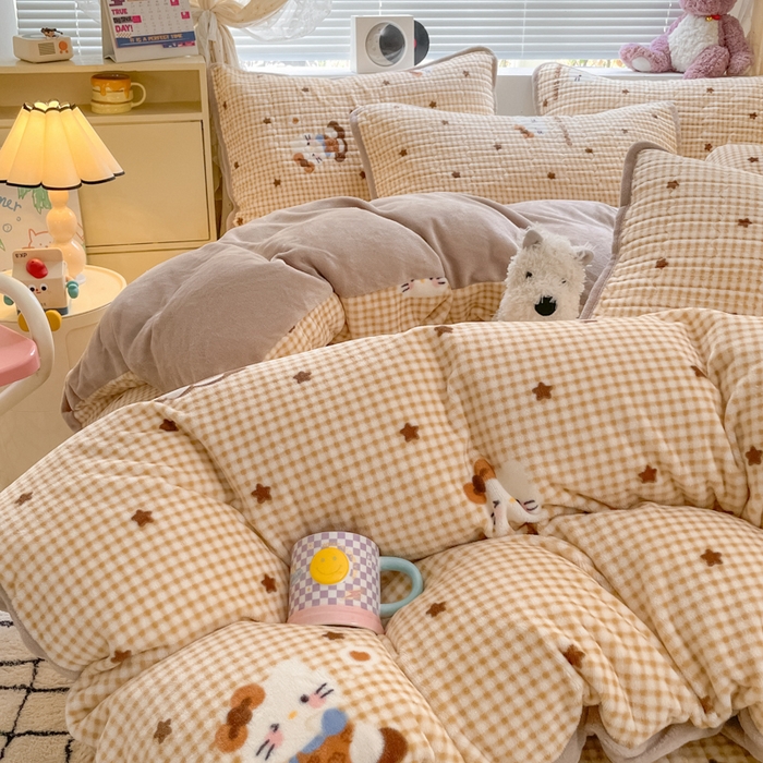 91家纺网 家纺一手货源 找家纺 云玲时尚 2025新款高克重牛奶绒印花床盖四件套 凯蒂乐园