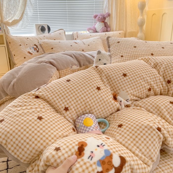 91家纺网 家纺一手货源 找家纺 云玲时尚 2025新款高克重牛奶绒印花床盖四件套 凯蒂乐园