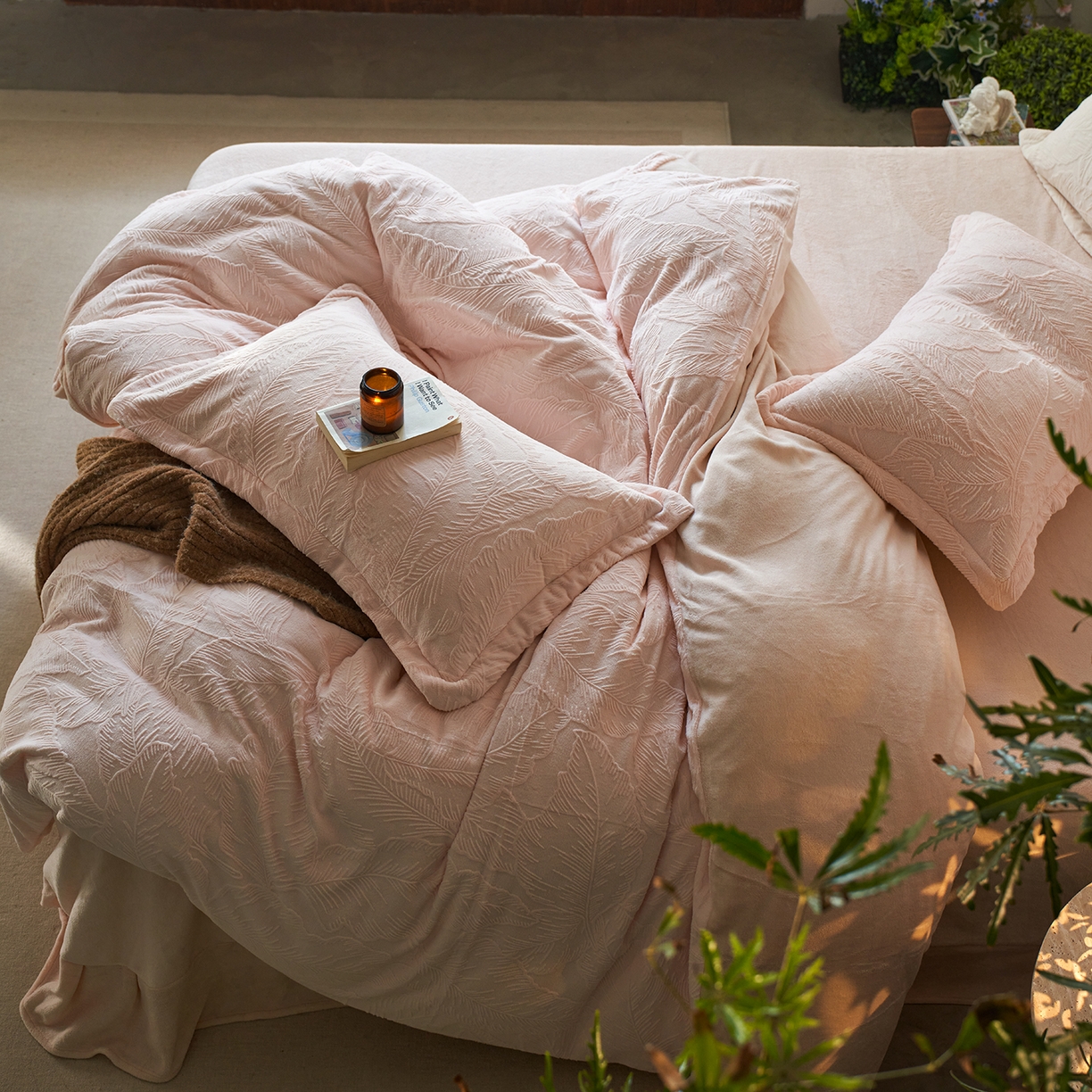 91家纺网 家纺一手货源 找家纺 亿梵家居 2025秋冬新款A类全消光牛奶绒立体5D雕花绒四件套-风格一 （提供买家秀） 芭提雅-樱花粉