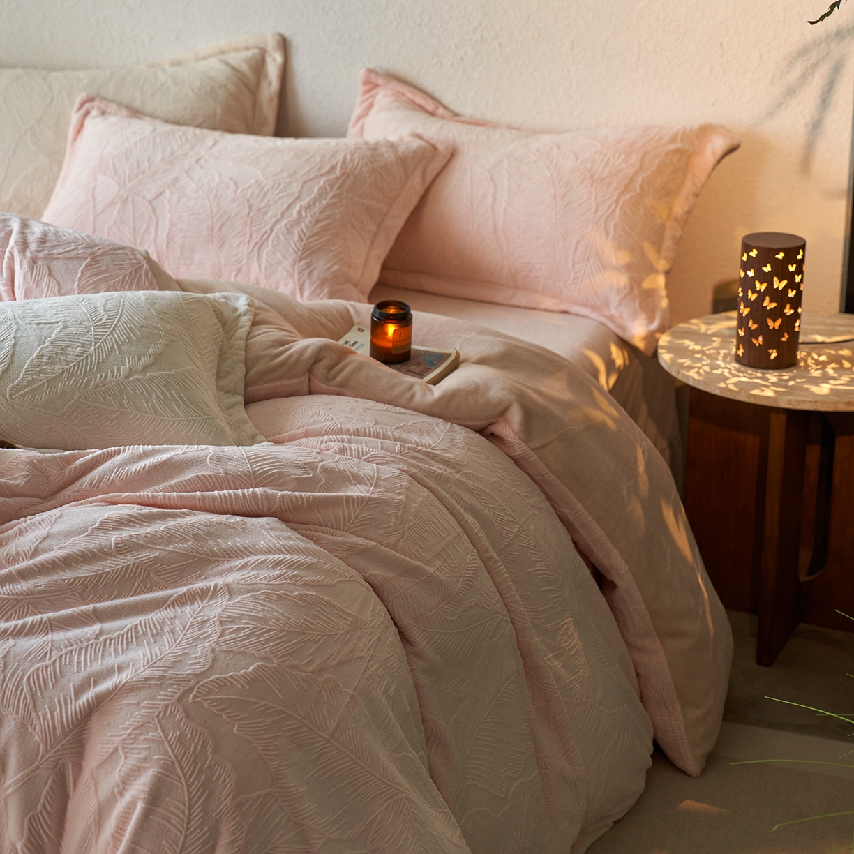 91家纺网 家纺一手货源 找家纺 亿梵家居 2025秋冬新款A类全消光牛奶绒立体5D雕花绒四件套-风格一 （提供买家秀） 芭提雅-樱花粉