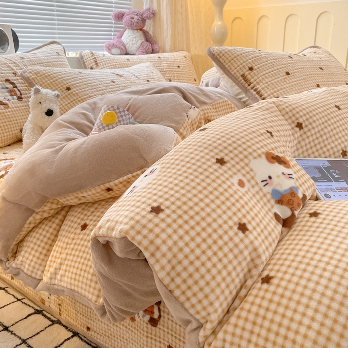 91家纺网 家纺一手货源 找家纺 云玲时尚 2025新款高克重牛奶绒印花床盖四件套 凯蒂乐园