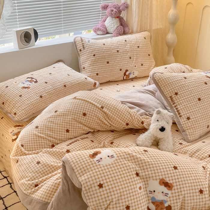 91家纺网 家纺一手货源 找家纺 云玲时尚 2025新款高克重牛奶绒印花床盖四件套 凯蒂乐园