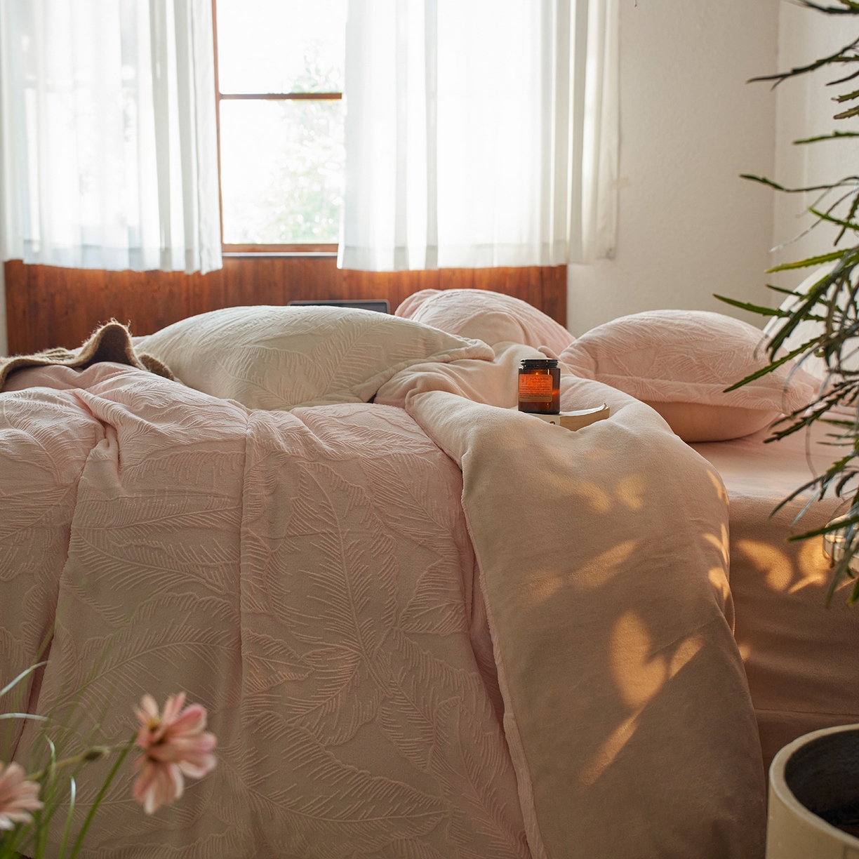 91家纺网 家纺一手货源 找家纺 亿梵家居 2025秋冬新款A类全消光牛奶绒立体5D雕花绒四件套-风格一 （提供买家秀） 芭提雅-樱花粉