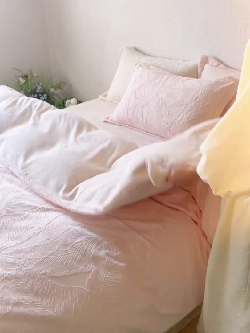 91家纺网 家纺一手货源 找家纺 亿梵家居 2025秋冬新款A类全消光牛奶绒立体5D雕花绒四件套-风格一 （提供买家秀） 芭提雅-樱花粉