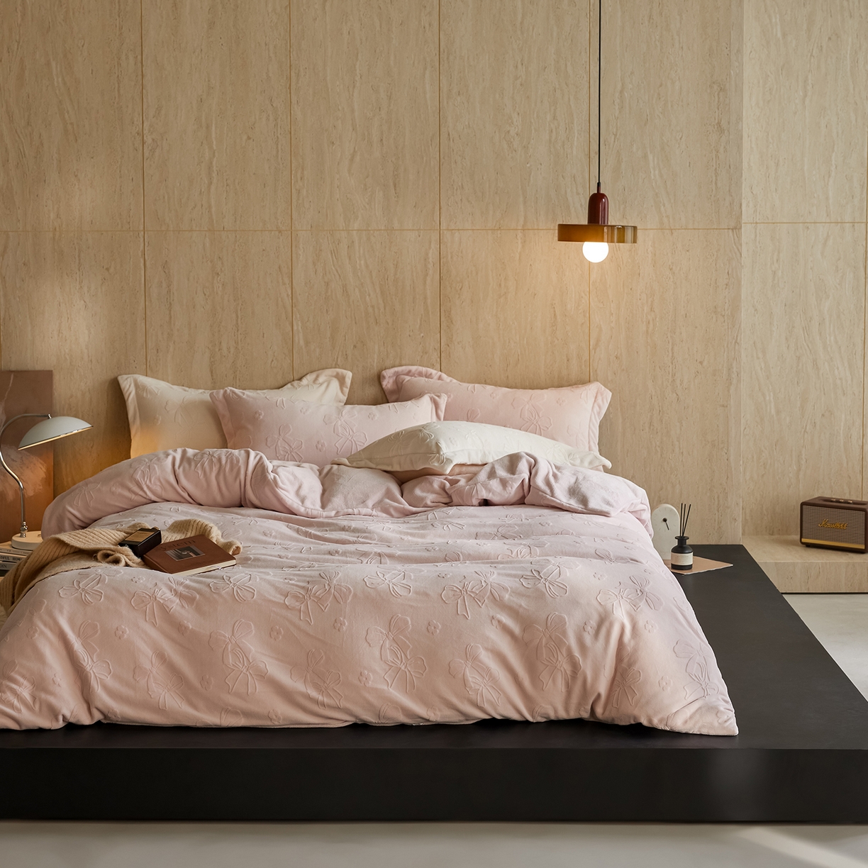 91家纺网 家纺一手货源 找家纺 亿梵家居 2025秋冬新款A类全消光牛奶绒立体5D雕花绒四件套-风格一 （提供买家秀） 蝴蝶结-白桃粉