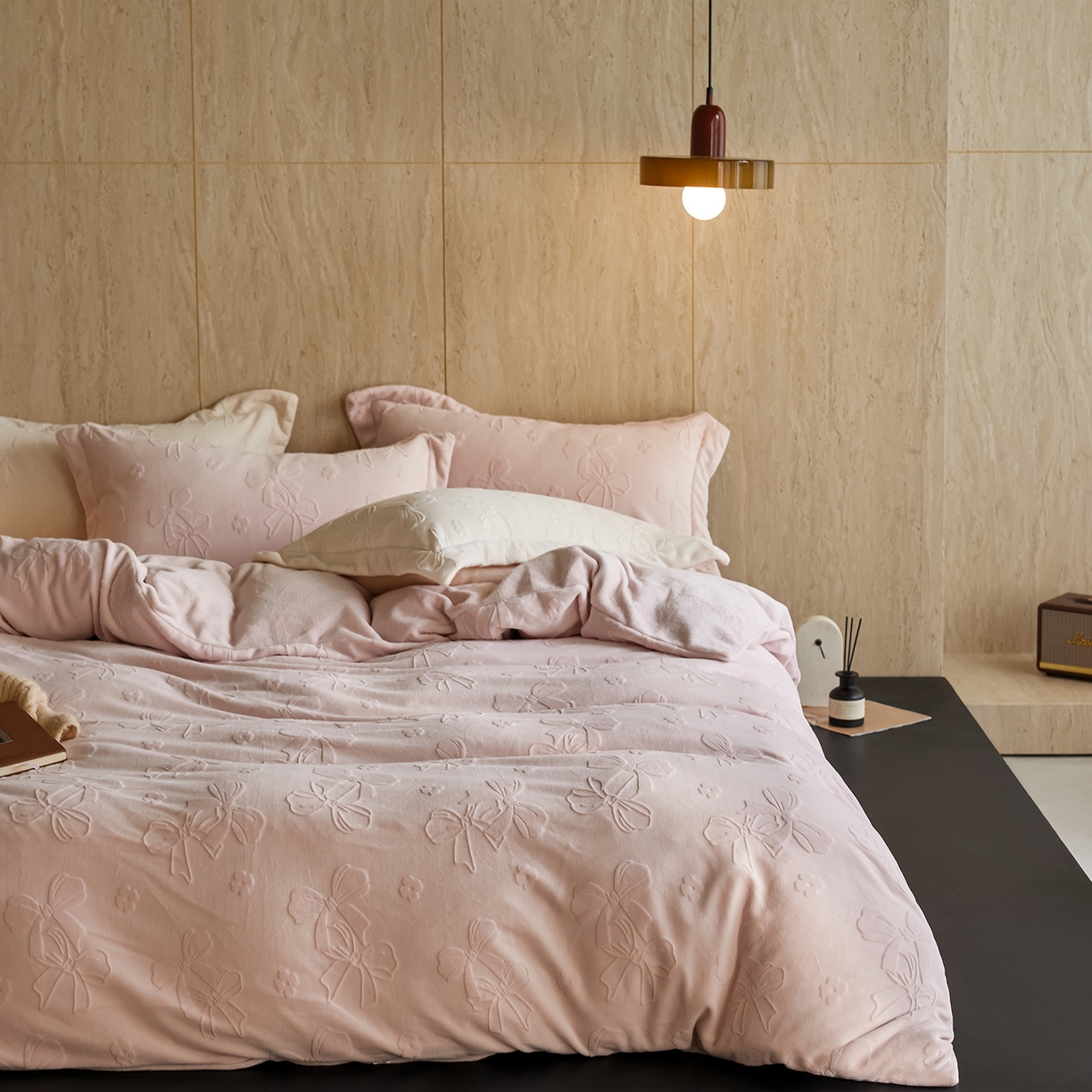 91家纺网 家纺一手货源 找家纺 亿梵家居 2025秋冬新款A类全消光牛奶绒立体5D雕花绒四件套-风格一 （提供买家秀） 蝴蝶结-白桃粉