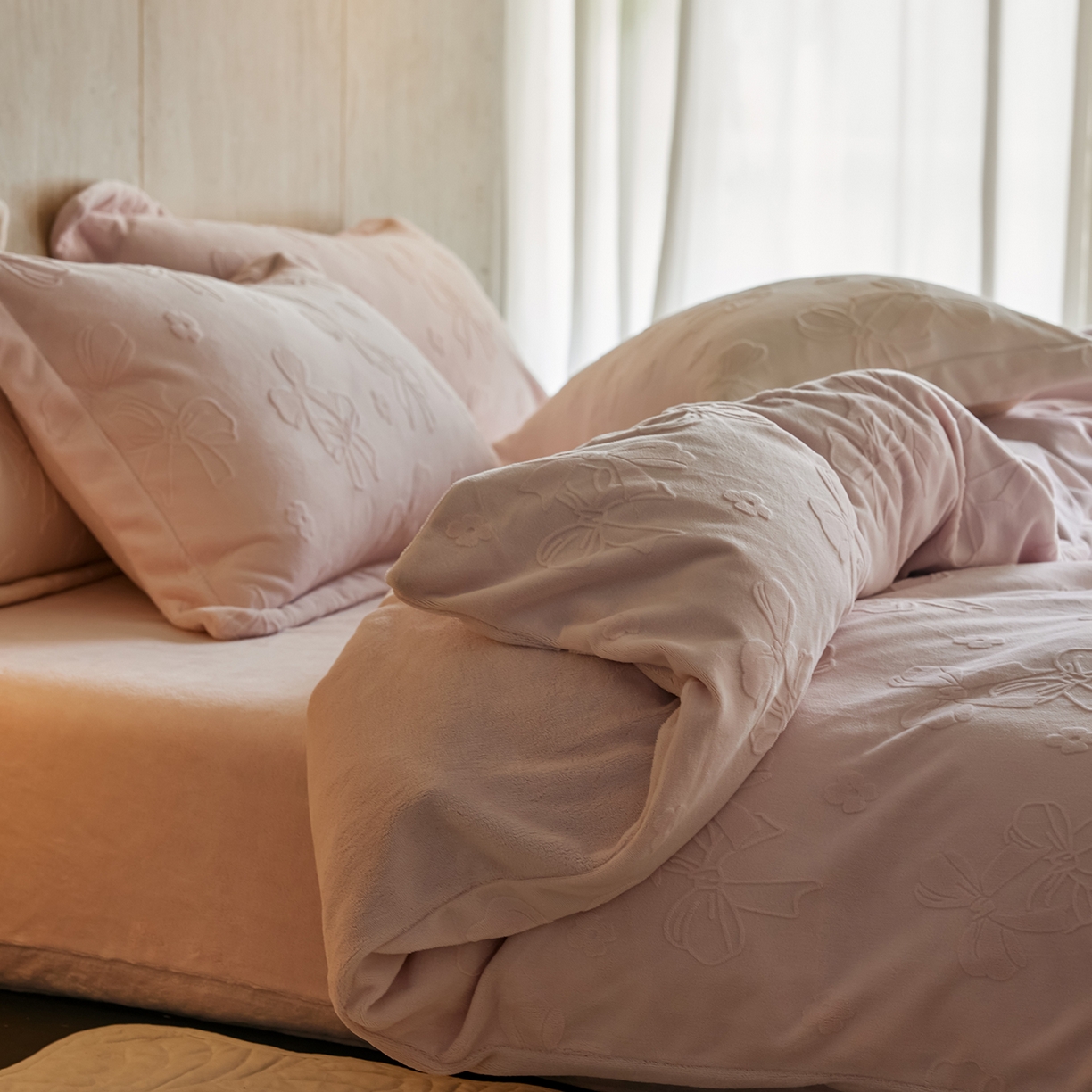 91家纺网 家纺一手货源 找家纺 亿梵家居 2025秋冬新款A类全消光牛奶绒立体5D雕花绒四件套-风格一 （提供买家秀） 蝴蝶结-白桃粉