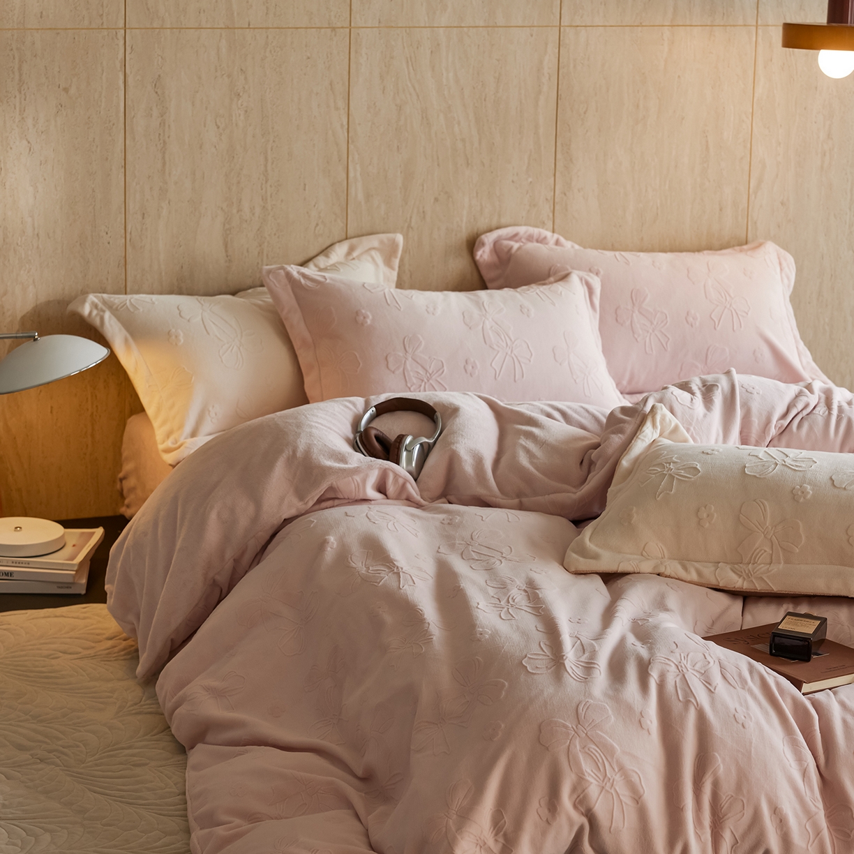 91家纺网 家纺一手货源 找家纺 亿梵家居 2025秋冬新款A类全消光牛奶绒立体5D雕花绒四件套-风格一 （提供买家秀） 蝴蝶结-白桃粉