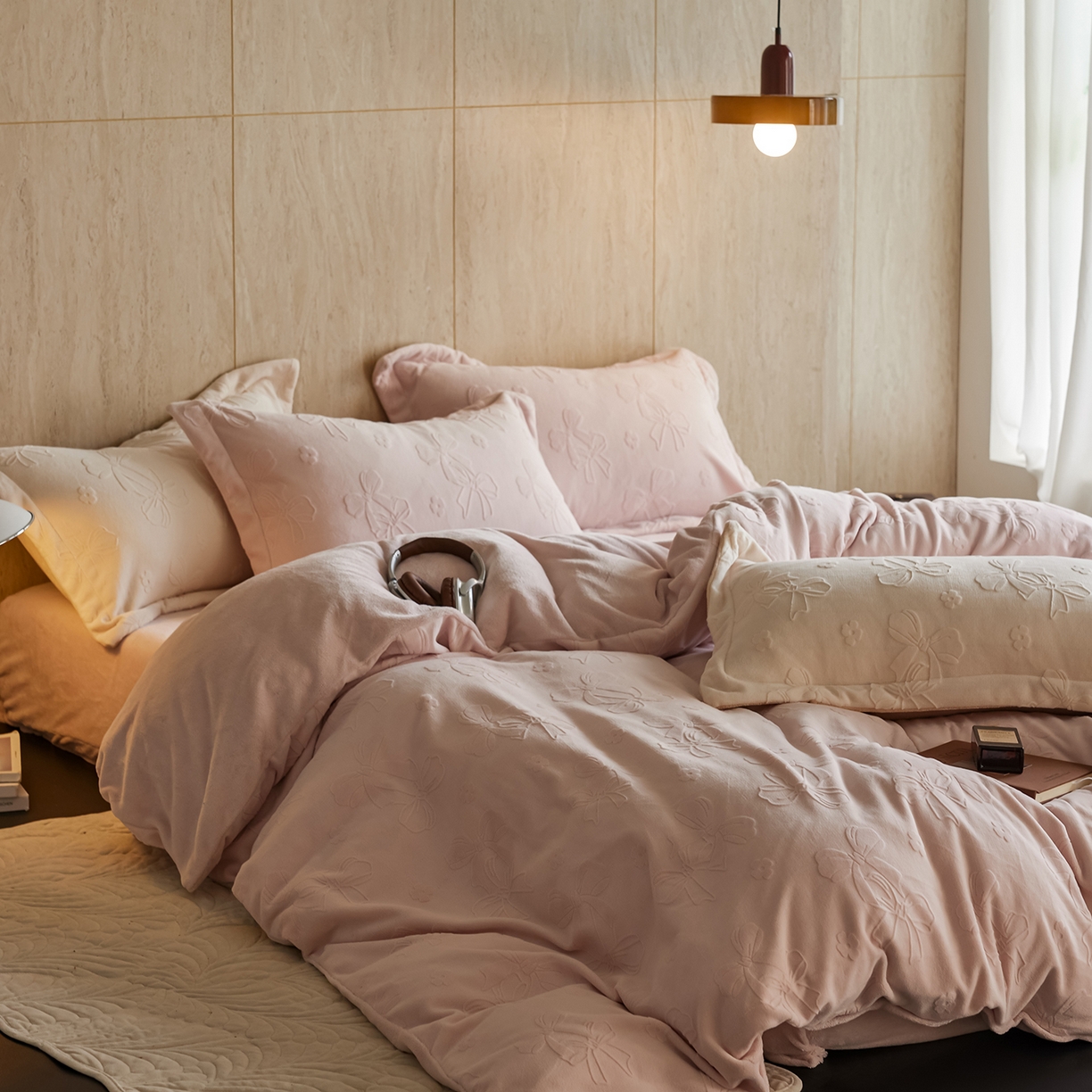 91家纺网 家纺一手货源 找家纺 亿梵家居 2025秋冬新款A类全消光牛奶绒立体5D雕花绒四件套-风格一 （提供买家秀） 蝴蝶结-白桃粉