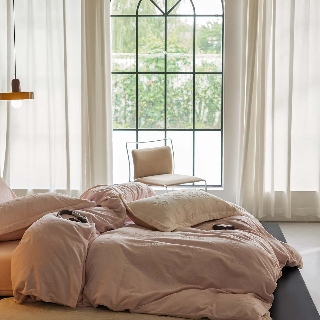 91家纺网 家纺一手货源 找家纺 亿梵家居 2025秋冬新款A类全消光牛奶绒立体5D雕花绒四件套-风格一 （提供买家秀） 蝴蝶结-白桃粉