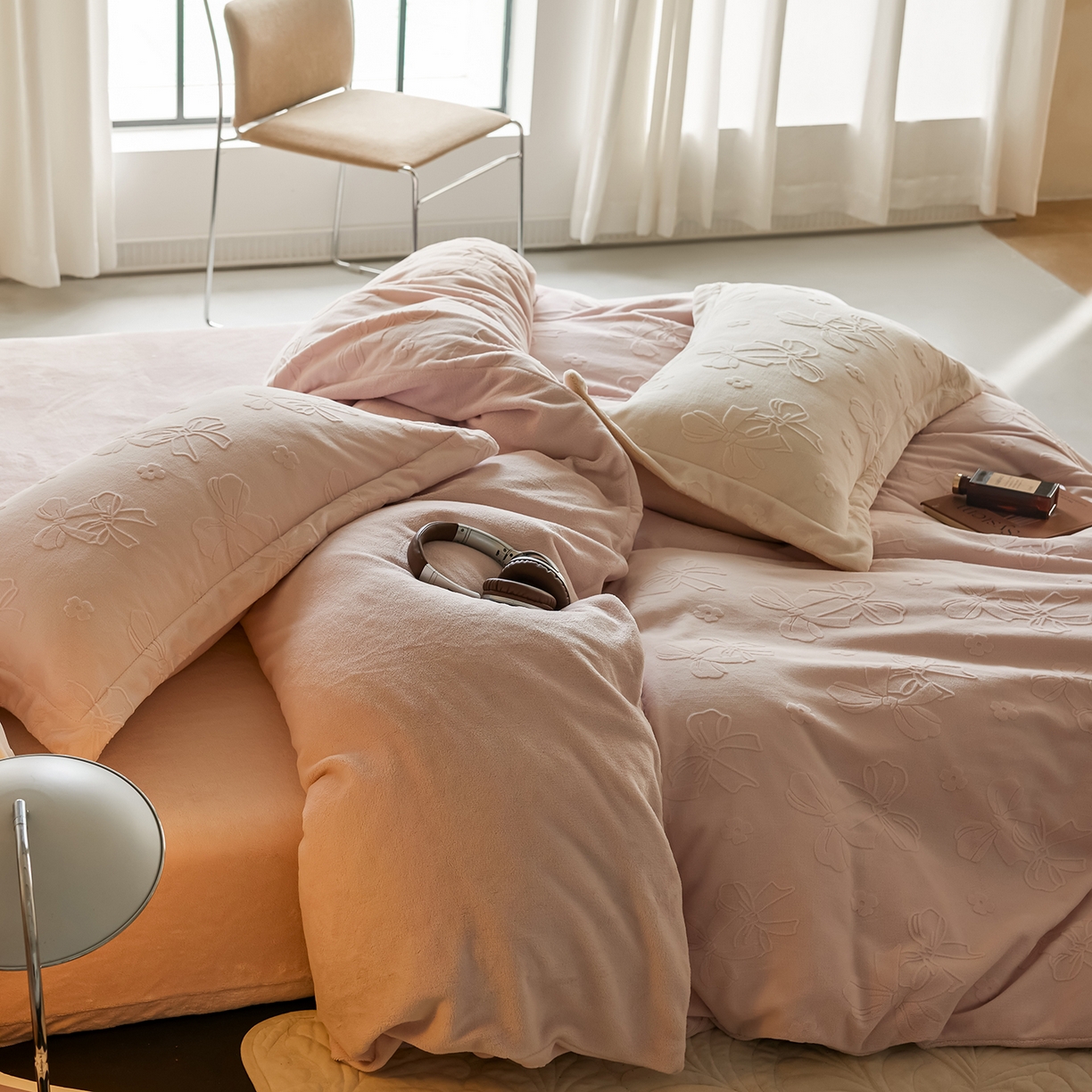 91家纺网 家纺一手货源 找家纺 亿梵家居 2025秋冬新款A类全消光牛奶绒立体5D雕花绒四件套-风格一 （提供买家秀） 蝴蝶结-白桃粉