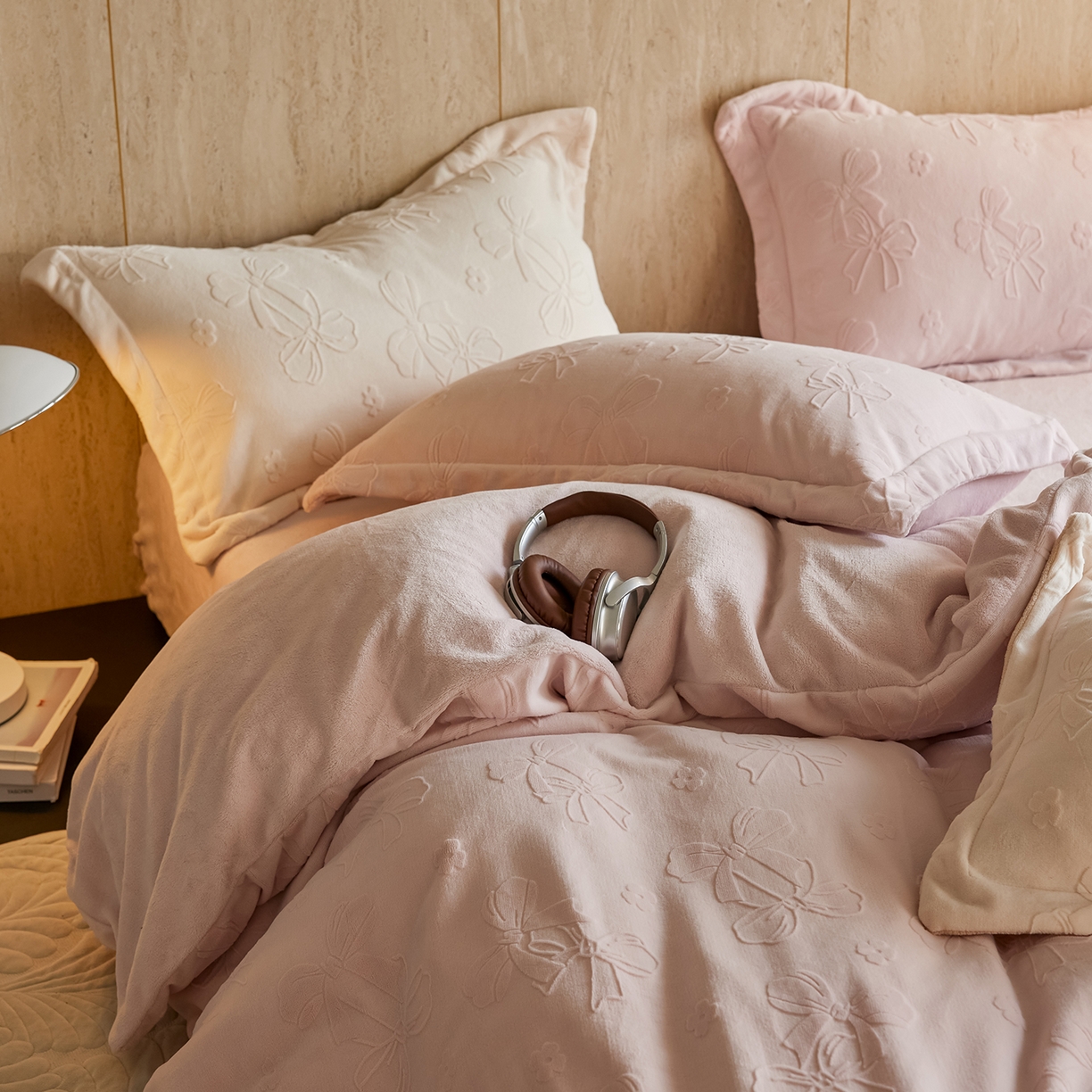 91家纺网 家纺一手货源 找家纺 亿梵家居 2025秋冬新款A类全消光牛奶绒立体5D雕花绒四件套-风格一 （提供买家秀） 蝴蝶结-白桃粉