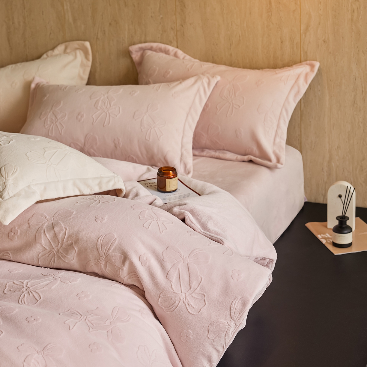 91家纺网 家纺一手货源 找家纺 亿梵家居 2025秋冬新款A类全消光牛奶绒立体5D雕花绒四件套-风格一 （提供买家秀） 蝴蝶结-白桃粉