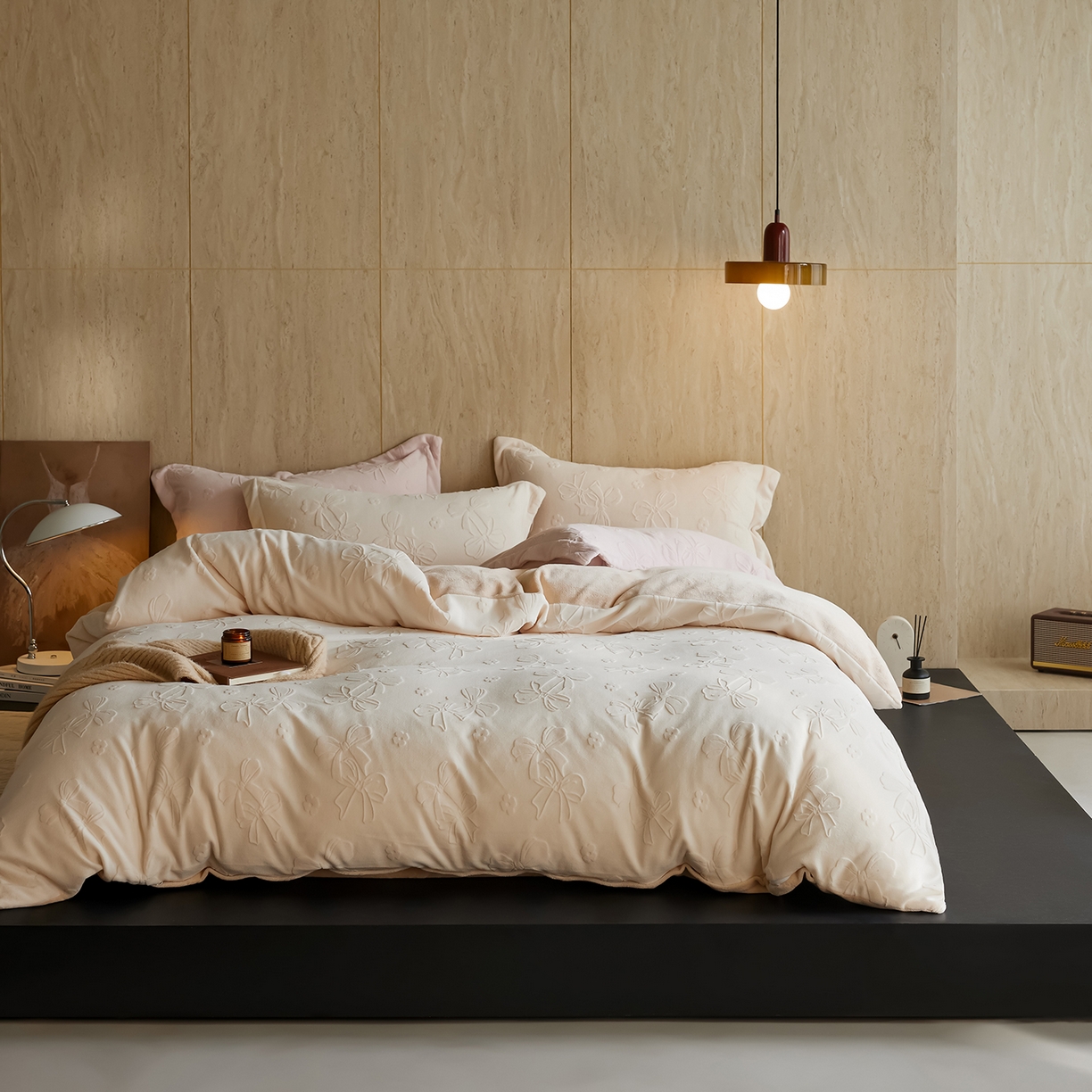 91家纺网 家纺一手货源 找家纺 亿梵家居 2025秋冬新款A类全消光牛奶绒立体5D雕花绒四件套-风格一 （提供买家秀） 蝴蝶结-奶油白