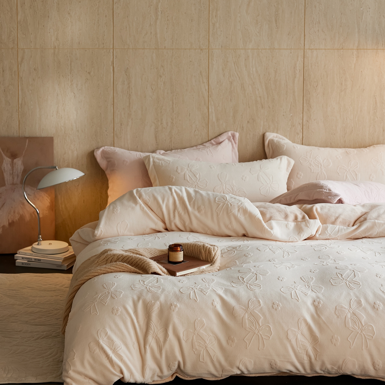 91家纺网 家纺一手货源 找家纺 亿梵家居 2025秋冬新款A类全消光牛奶绒立体5D雕花绒四件套-风格一 （提供买家秀） 蝴蝶结-奶油白