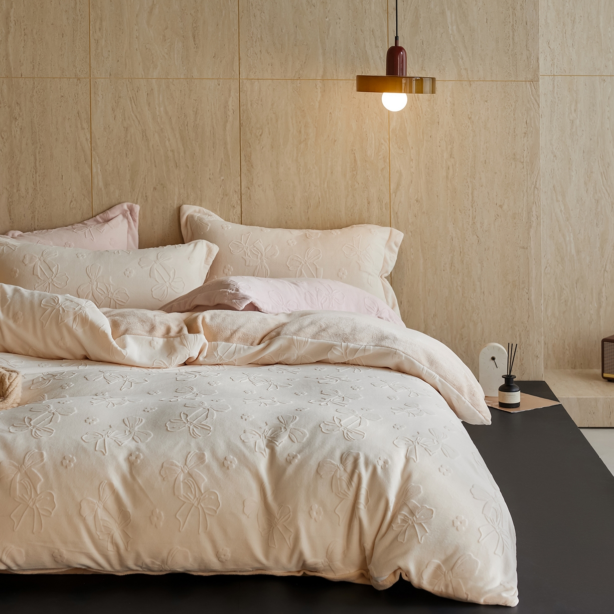 91家纺网 家纺一手货源 找家纺 亿梵家居 2025秋冬新款A类全消光牛奶绒立体5D雕花绒四件套-风格一 （提供买家秀） 蝴蝶结-奶油白