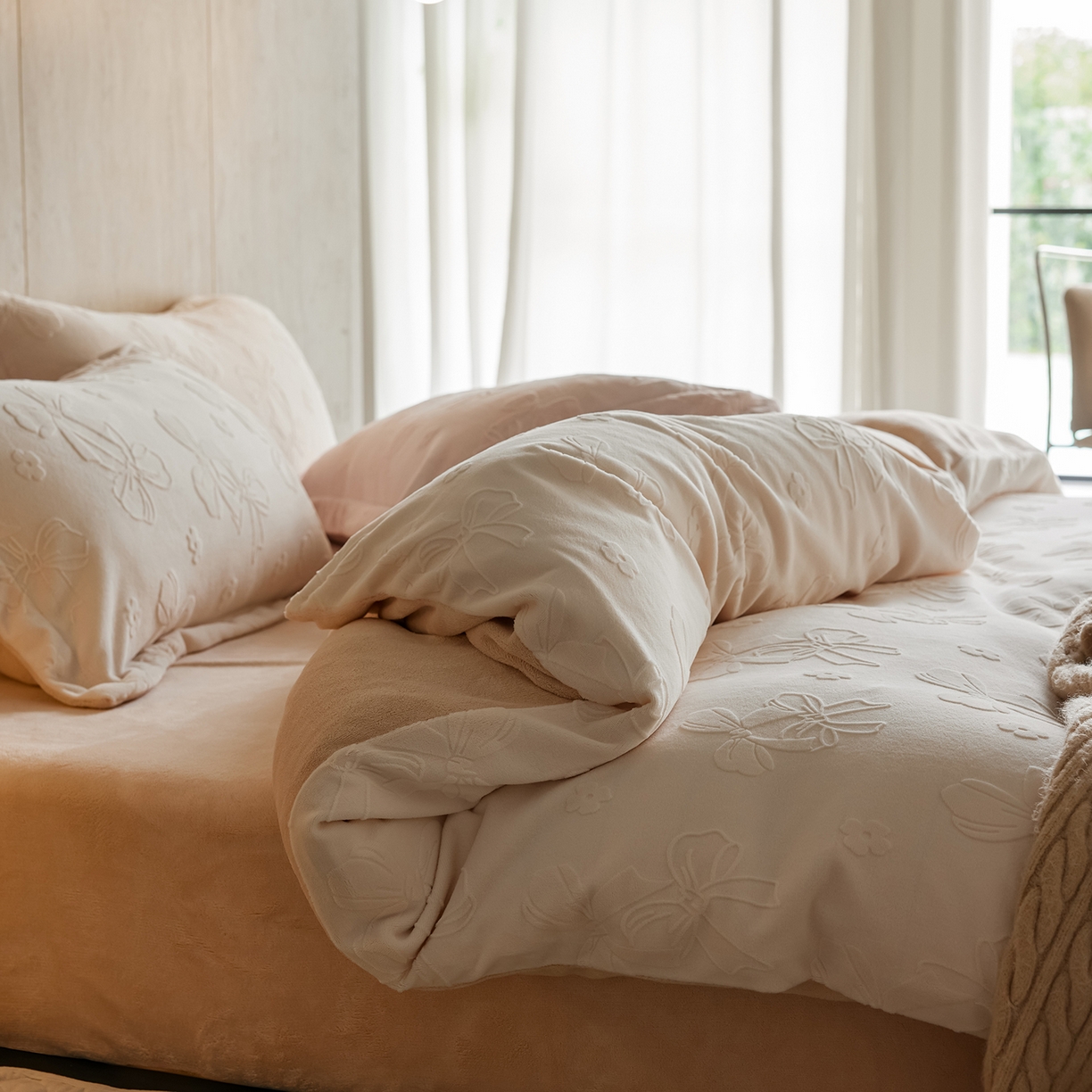 91家纺网 家纺一手货源 找家纺 亿梵家居 2025秋冬新款A类全消光牛奶绒立体5D雕花绒四件套-风格一 （提供买家秀） 蝴蝶结-奶油白