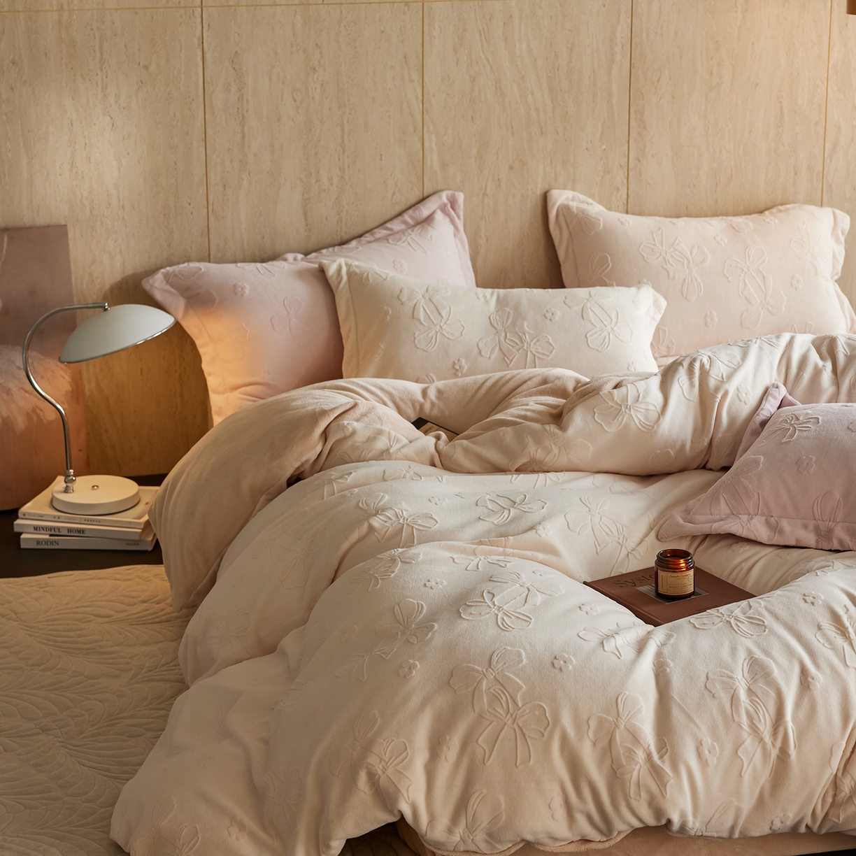 91家纺网 家纺一手货源 找家纺 亿梵家居 2025秋冬新款A类全消光牛奶绒立体5D雕花绒四件套-风格一 （提供买家秀） 蝴蝶结-奶油白