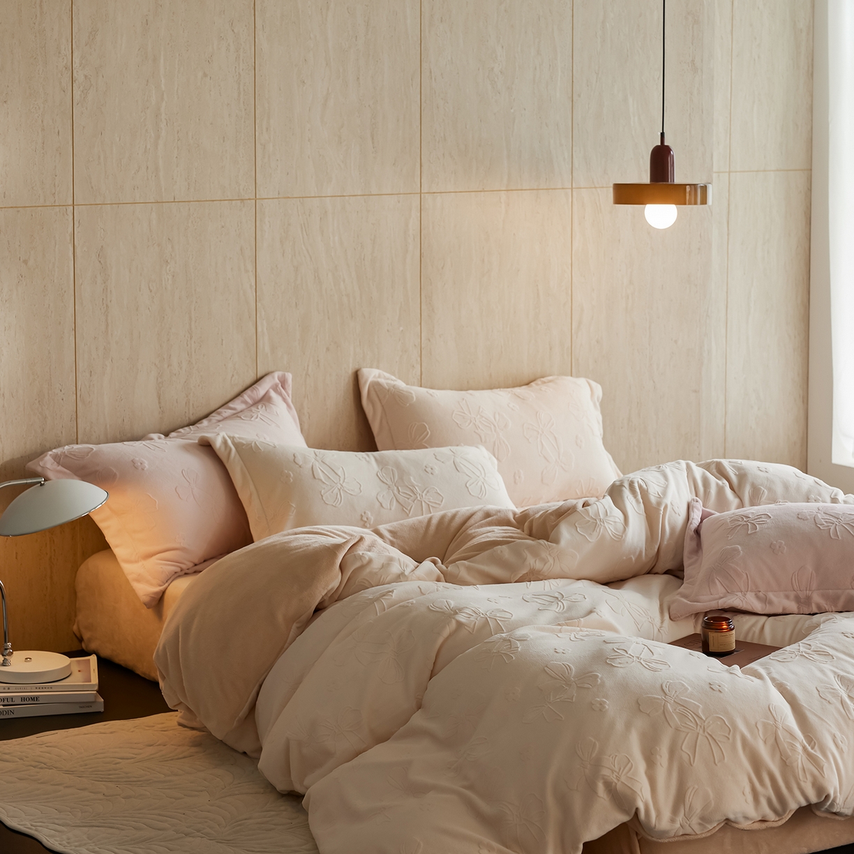 91家纺网 家纺一手货源 找家纺 亿梵家居 2025秋冬新款A类全消光牛奶绒立体5D雕花绒四件套-风格一 （提供买家秀） 蝴蝶结-奶油白