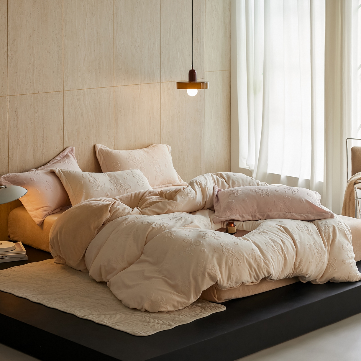 91家纺网 家纺一手货源 找家纺 亿梵家居 2025秋冬新款A类全消光牛奶绒立体5D雕花绒四件套-风格一 （提供买家秀） 蝴蝶结-奶油白