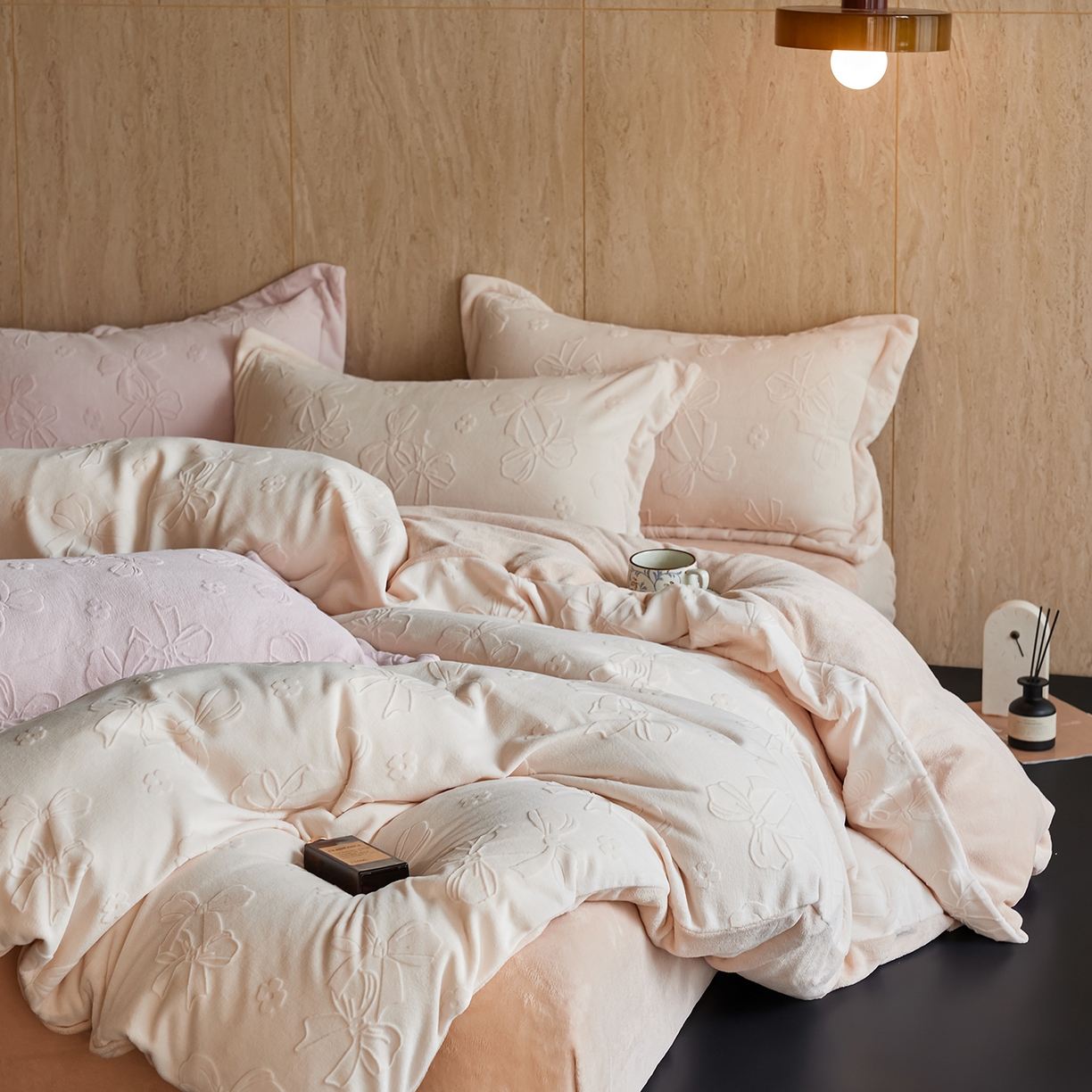 91家纺网 家纺一手货源 找家纺 亿梵家居 2025秋冬新款A类全消光牛奶绒立体5D雕花绒四件套-风格一 （提供买家秀） 蝴蝶结-奶油白