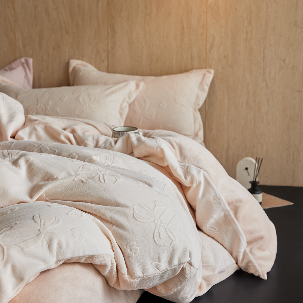 91家纺网 家纺一手货源 找家纺 亿梵家居 2025秋冬新款A类全消光牛奶绒立体5D雕花绒四件套-风格一 （提供买家秀） 蝴蝶结-奶油白