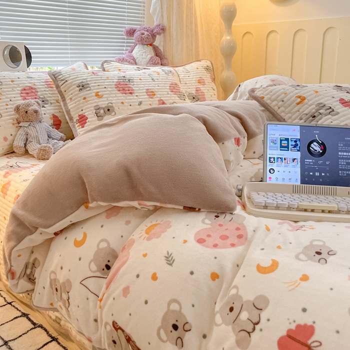 91家纺网 家纺一手货源 找家纺 云玲时尚 2025新款高克重牛奶绒印花床盖四件套 考拉