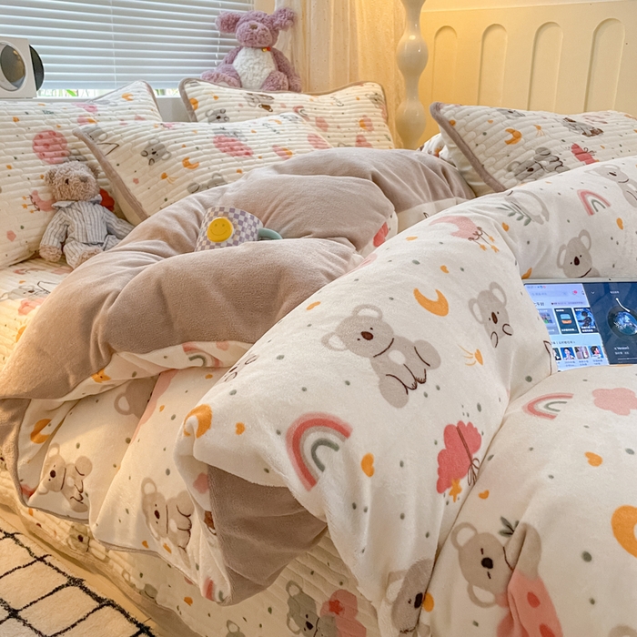 91家纺网 家纺一手货源 找家纺 云玲时尚 2025新款高克重牛奶绒印花床盖四件套 考拉