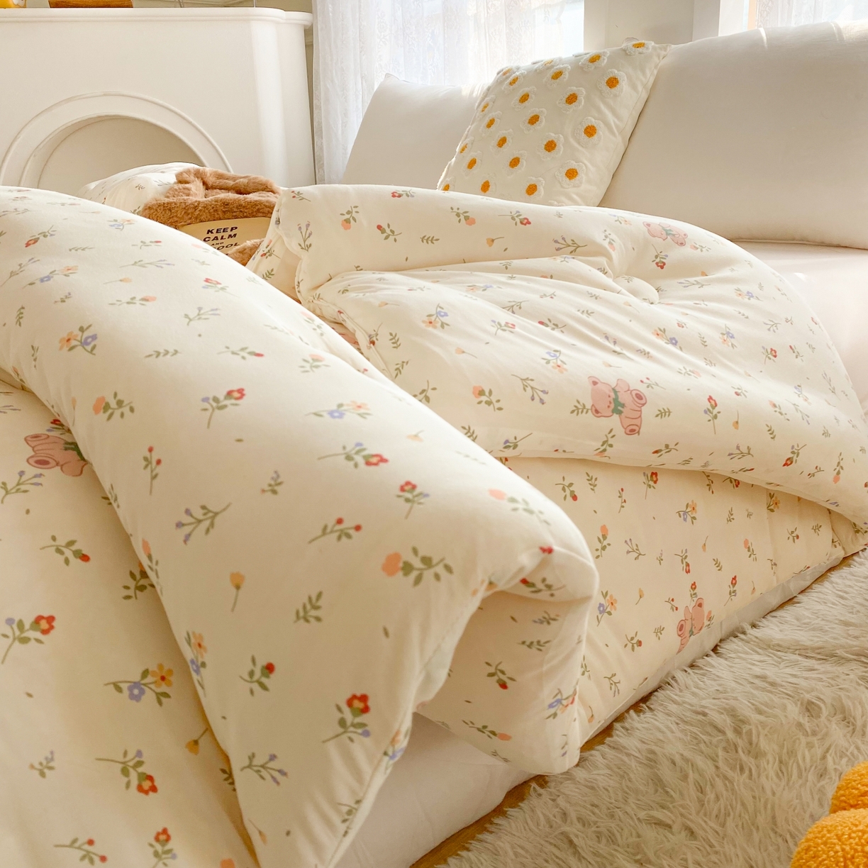 91家纺网 家纺一手货源 找家纺 小叮当家纺仓储工厂店 2025年新款A类母婴级宝宝被子豆豆绒牛奶针织棉被子儿童被子豆豆被大豆被春秋 牛奶针织被-花间小熊