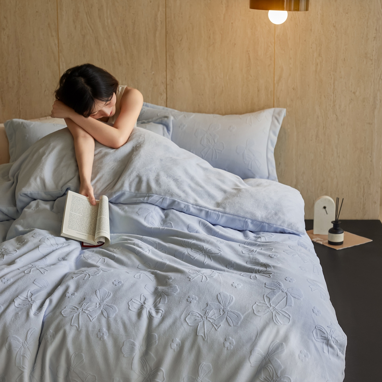 亿梵家居 2025秋冬新款A类全消光牛奶绒立体5D雕花绒四件套-风格一 （提供买家秀） 蝴蝶结-天空蓝