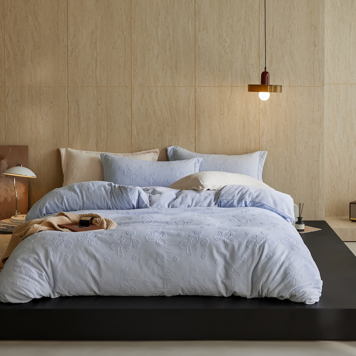 91家纺网 家纺一手货源 找家纺 亿梵家居 2025秋冬新款A类全消光牛奶绒立体5D雕花绒四件套-风格一 （提供买家秀） 蝴蝶结-天空蓝