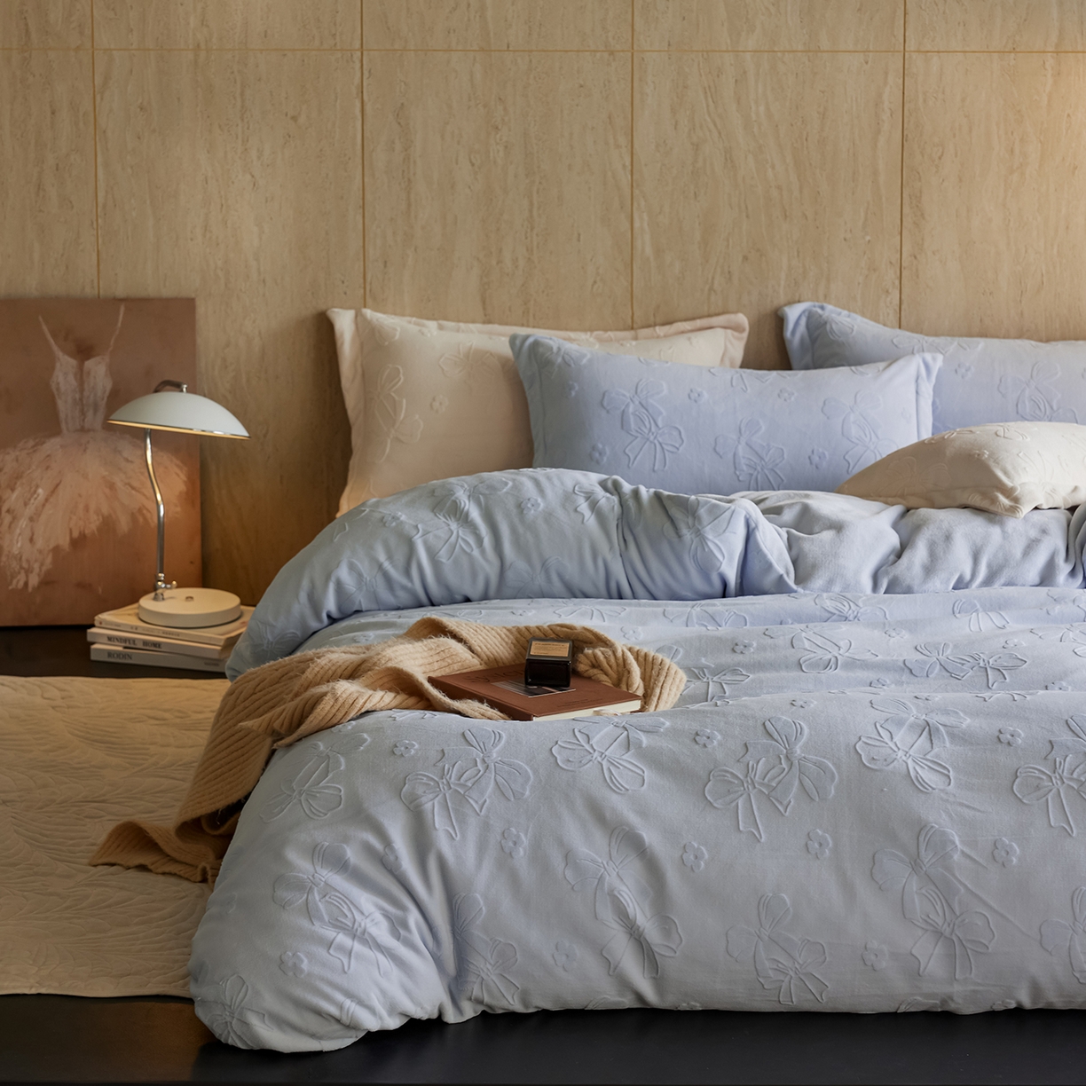 91家纺网 家纺一手货源 找家纺 亿梵家居 2025秋冬新款A类全消光牛奶绒立体5D雕花绒四件套-风格一 （提供买家秀） 蝴蝶结-天空蓝