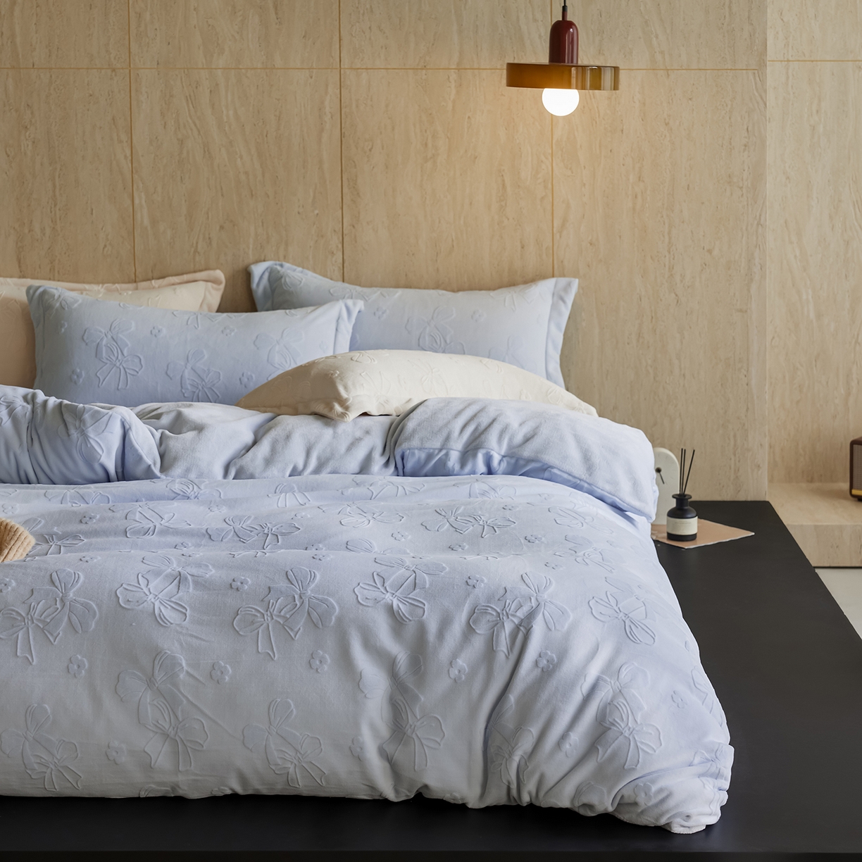 91家纺网 家纺一手货源 找家纺 亿梵家居 2025秋冬新款A类全消光牛奶绒立体5D雕花绒四件套-风格一 （提供买家秀） 蝴蝶结-天空蓝