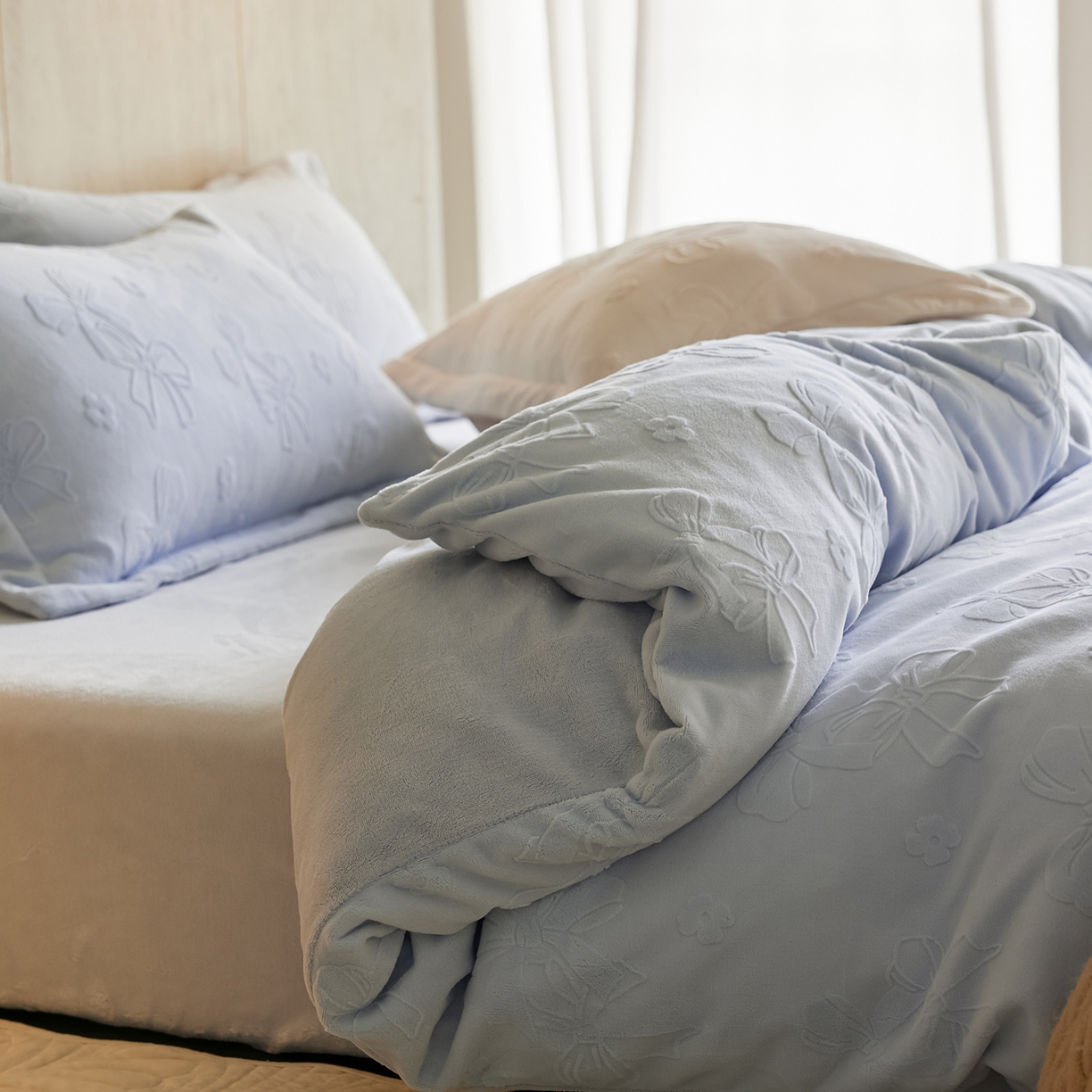 91家纺网 家纺一手货源 找家纺 亿梵家居 2025秋冬新款A类全消光牛奶绒立体5D雕花绒四件套-风格一 （提供买家秀） 蝴蝶结-天空蓝