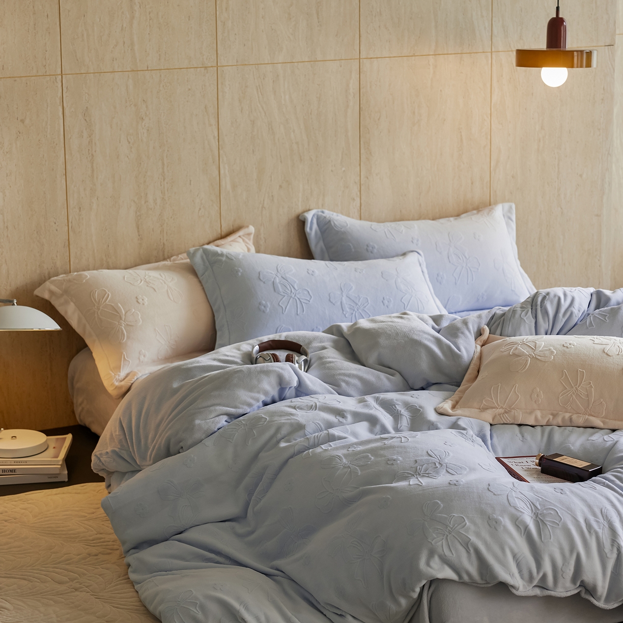 91家纺网 家纺一手货源 找家纺 亿梵家居 2025秋冬新款A类全消光牛奶绒立体5D雕花绒四件套-风格一 （提供买家秀） 蝴蝶结-天空蓝