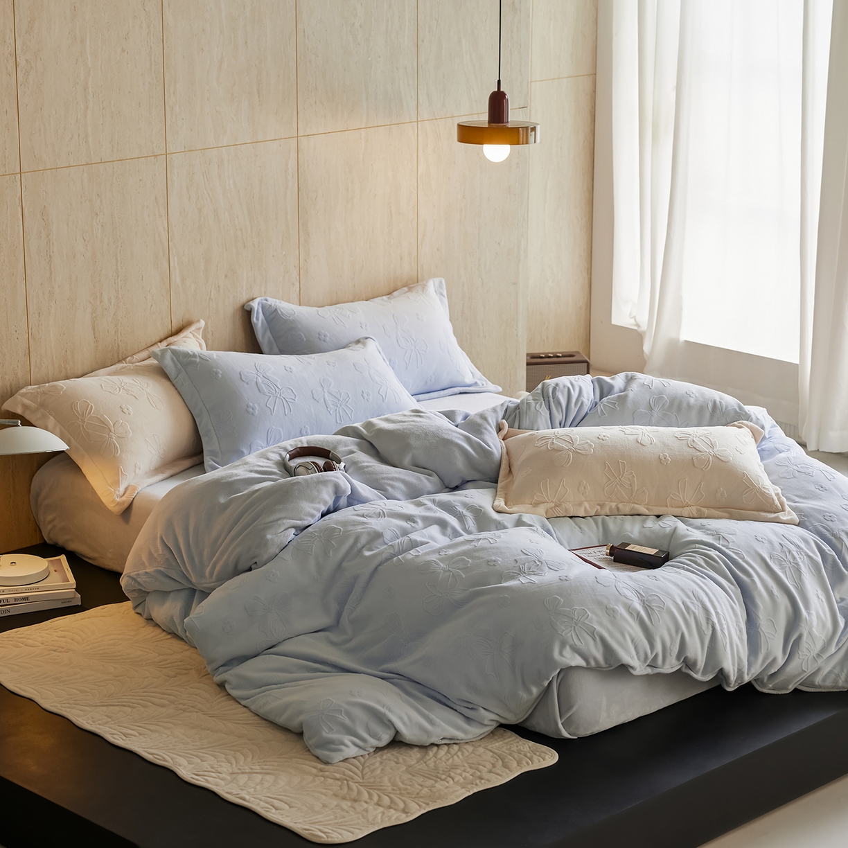 91家纺网 家纺一手货源 找家纺 亿梵家居 2025秋冬新款A类全消光牛奶绒立体5D雕花绒四件套-风格一 （提供买家秀） 蝴蝶结-天空蓝