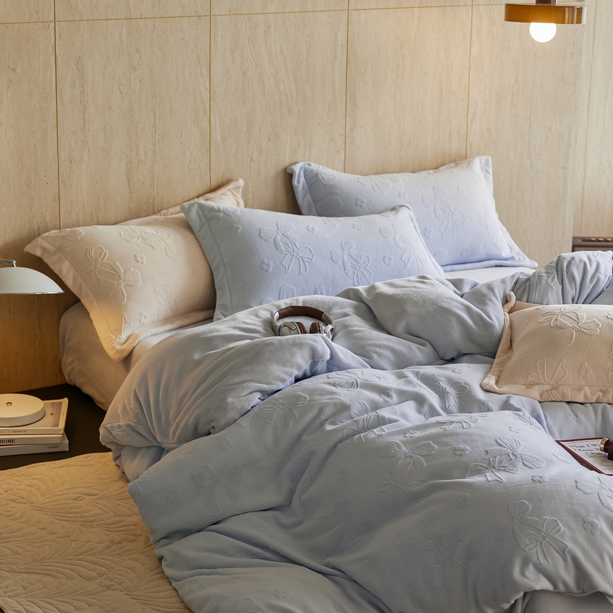 91家纺网 家纺一手货源 找家纺 亿梵家居 2025秋冬新款A类全消光牛奶绒立体5D雕花绒四件套-风格一 （提供买家秀） 蝴蝶结-天空蓝