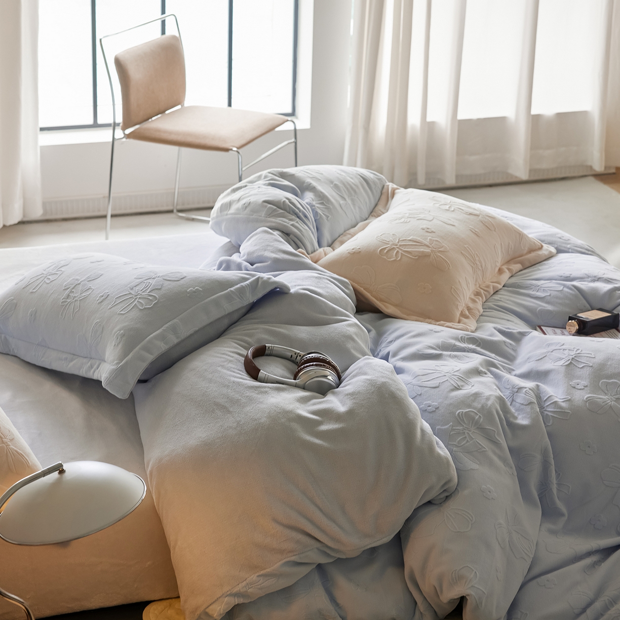 91家纺网 家纺一手货源 找家纺 亿梵家居 2025秋冬新款A类全消光牛奶绒立体5D雕花绒四件套-风格一 （提供买家秀） 蝴蝶结-天空蓝