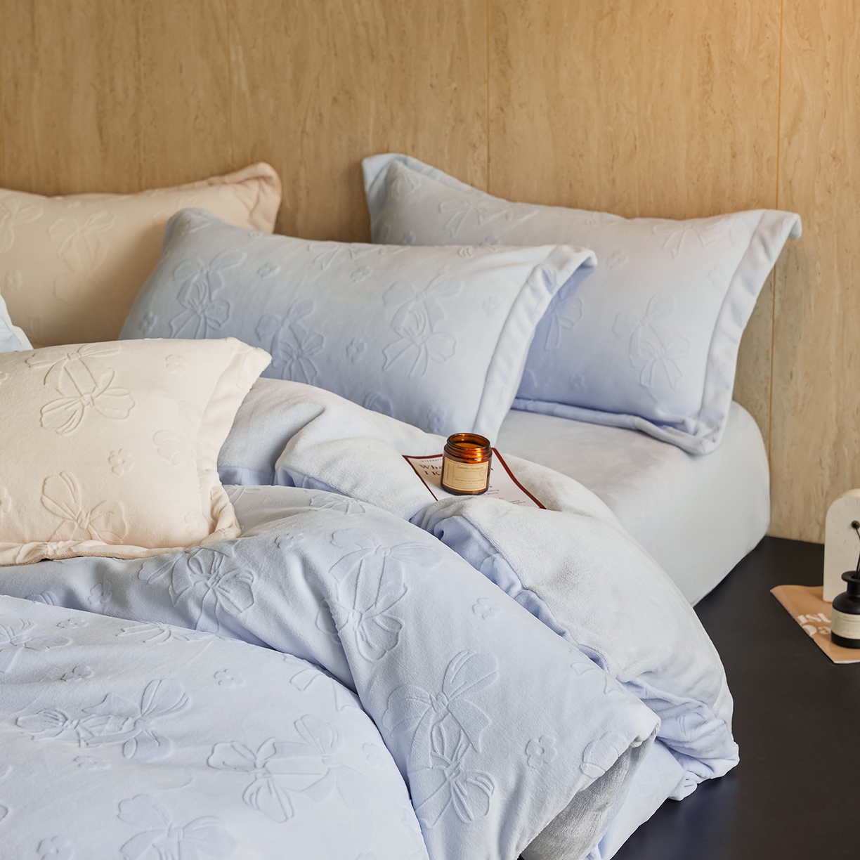 91家纺网 家纺一手货源 找家纺 亿梵家居 2025秋冬新款A类全消光牛奶绒立体5D雕花绒四件套-风格一 （提供买家秀） 蝴蝶结-天空蓝